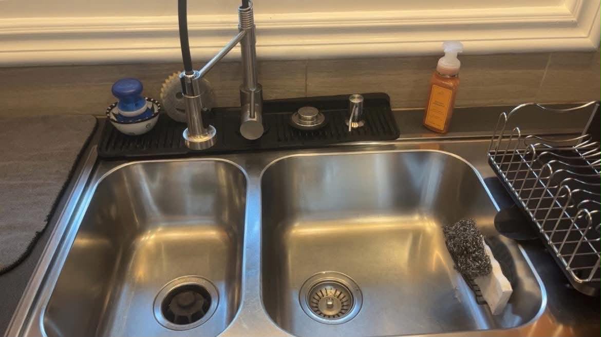 Kitchen sink shining